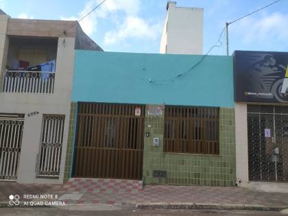 Casa com: 6 quartos, 2 suítes, no Centro de Itabaiana.