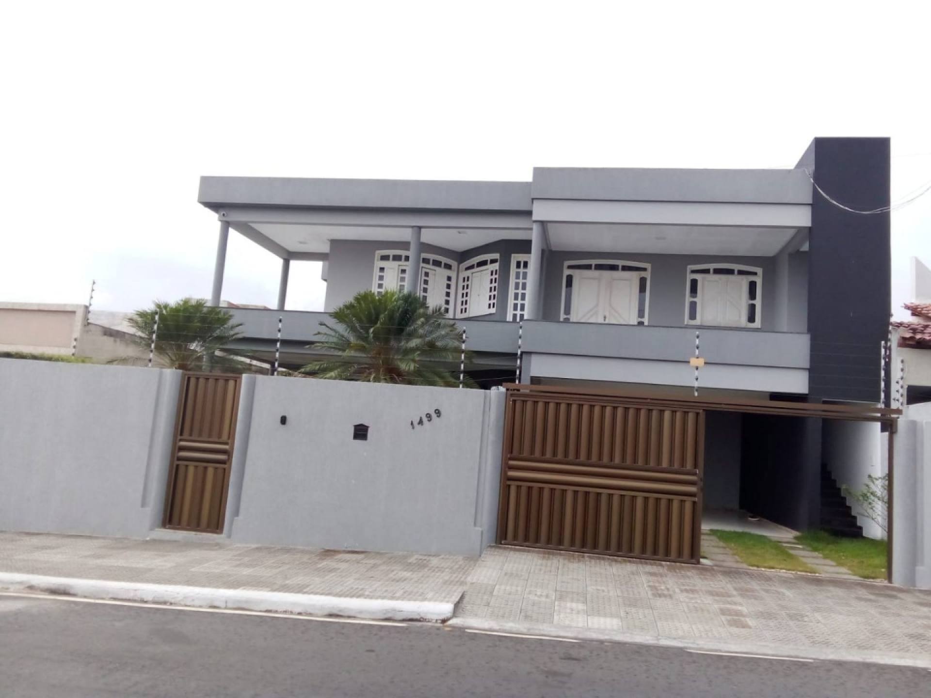 Casa sofisticada e mobiliada, com 6 quartos, 5 banheiros, 4 vagas de garagem, e muito mais! No bairro Serrano em Itabaiana