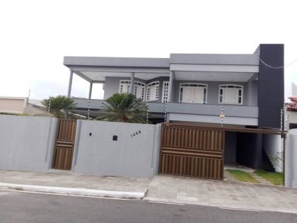 Casa sofisticada e mobiliada, com 6 quartos, 5 banheiros, 4 vagas de garagem, e muito mais! No bairro Serrano em Itabaiana