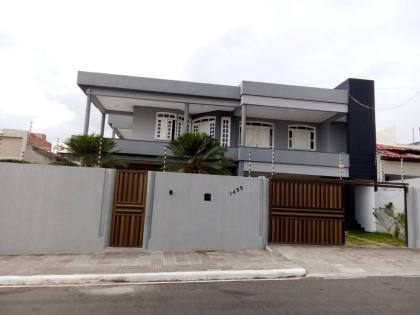Casa sofisticada e mobiliada, com 6 quartos, 5 banheiros, 4 vagas de garagem, e muito mais! No bairro Serrano em Itabaiana