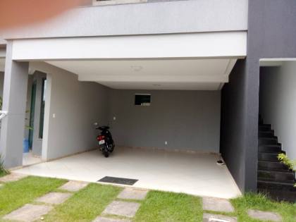 Casa sofisticada e mobiliada, com 6 quartos, 5 banheiros, 4 vagas de garagem, e muito mais! No bairro Serrano em Itabaiana