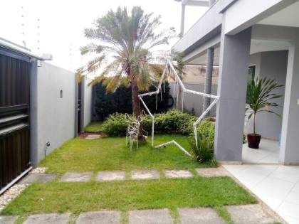 Casa sofisticada e mobiliada, com 6 quartos, 5 banheiros, 4 vagas de garagem, e muito mais! No bairro Serrano em Itabaiana