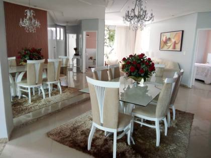 Casa sofisticada e mobiliada, com 6 quartos, 5 banheiros, 4 vagas de garagem, e muito mais! No bairro Serrano em Itabaiana