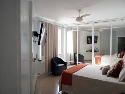 Casa sofisticada e mobiliada, com 6 quartos, 5 banheiros, 4 vagas de garagem, e muito mais! No bairro Serrano em Itabaiana