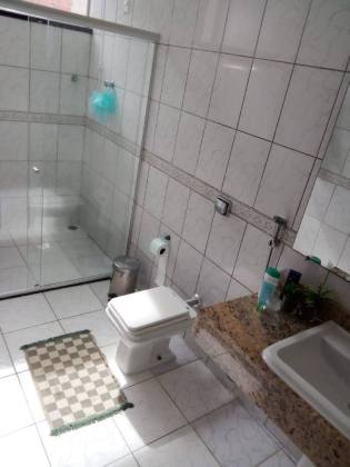 Casa sofisticada e mobiliada, com 6 quartos, 5 banheiros, 4 vagas de garagem, e muito mais! No bairro Serrano em Itabaiana