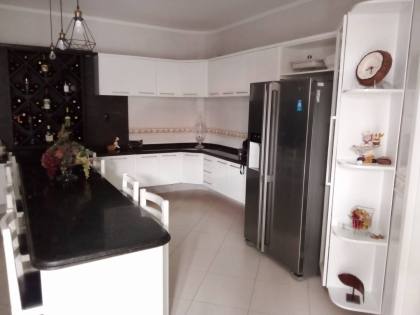 Casa sofisticada e mobiliada, com 6 quartos, 5 banheiros, 4 vagas de garagem, e muito mais! No bairro Serrano em Itabaiana