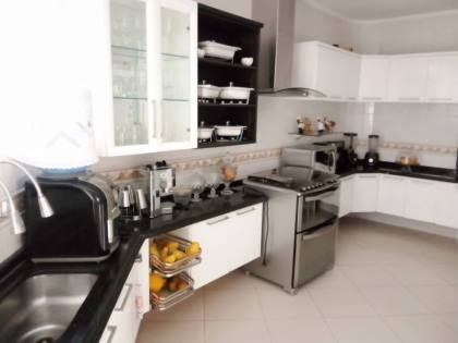 Casa sofisticada e mobiliada, com 6 quartos, 5 banheiros, 4 vagas de garagem, e muito mais! No bairro Serrano em Itabaiana