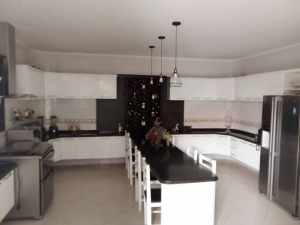 Casa sofisticada e mobiliada, com 6 quartos, 5 banheiros, 4 vagas de garagem, e muito mais! No bairro Serrano em Itabaiana