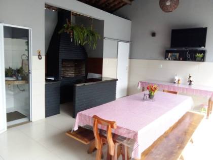 Casa sofisticada e mobiliada, com 6 quartos, 5 banheiros, 4 vagas de garagem, e muito mais! No bairro Serrano em Itabaiana