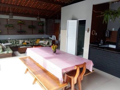 Casa sofisticada e mobiliada, com 6 quartos, 5 banheiros, 4 vagas de garagem, e muito mais! No bairro Serrano em Itabaiana