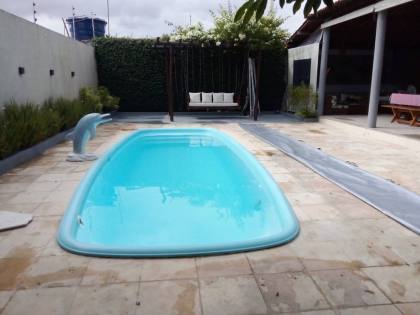Casa sofisticada e mobiliada, com 6 quartos, 5 banheiros, 4 vagas de garagem, e muito mais! No bairro Serrano em Itabaiana