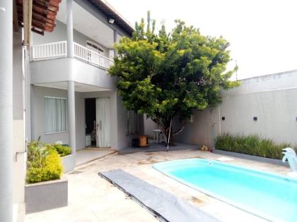 Casa sofisticada e mobiliada, com 6 quartos, 5 banheiros, 4 vagas de garagem, e muito mais! No bairro Serrano em Itabaiana