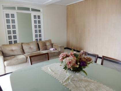 Casa sofisticada e mobiliada, com 6 quartos, 5 banheiros, 4 vagas de garagem, e muito mais! No bairro Serrano em Itabaiana