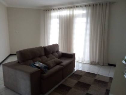 Casa sofisticada e mobiliada, com 6 quartos, 5 banheiros, 4 vagas de garagem, e muito mais! No bairro Serrano em Itabaiana