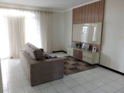 Casa sofisticada e mobiliada, com 6 quartos, 5 banheiros, 4 vagas de garagem, e muito mais! No bairro Serrano em Itabaiana