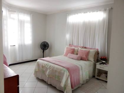 Casa sofisticada e mobiliada, com 6 quartos, 5 banheiros, 4 vagas de garagem, e muito mais! No bairro Serrano em Itabaiana