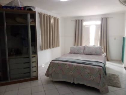 Casa sofisticada e mobiliada, com 6 quartos, 5 banheiros, 4 vagas de garagem, e muito mais! No bairro Serrano em Itabaiana
