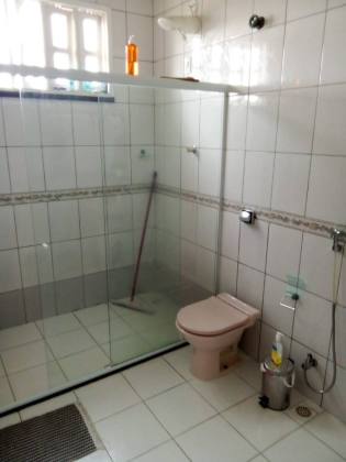 Casa sofisticada e mobiliada, com 6 quartos, 5 banheiros, 4 vagas de garagem, e muito mais! No bairro Serrano em Itabaiana