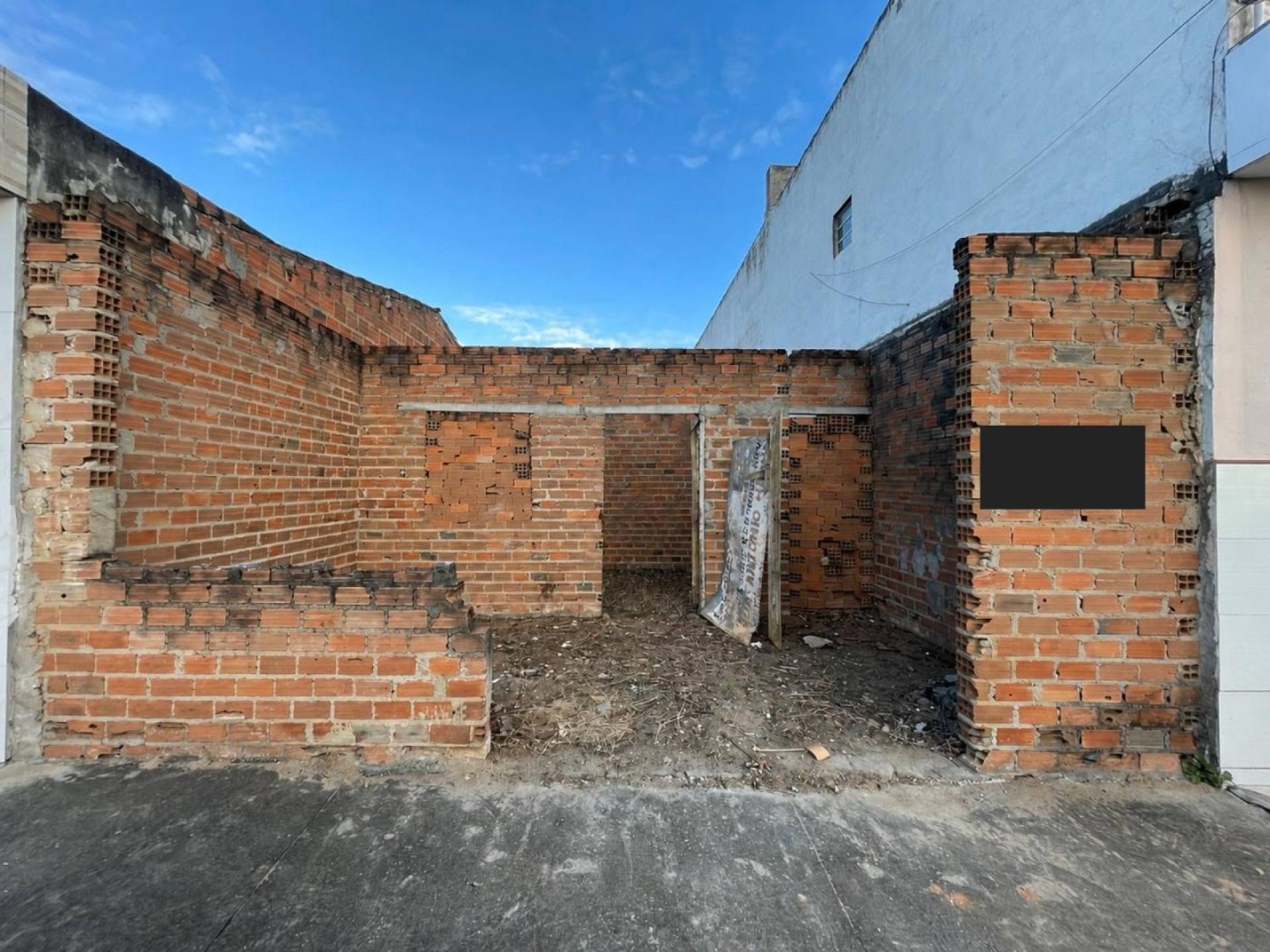 Terreno com paredes elevadas no bairro Miguel Teles de Mendonça em Itabaiana