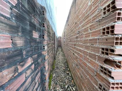Terreno com paredes elevadas no bairro Miguel Teles de Mendonça em Itabaiana