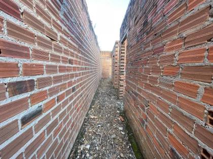 Terreno com paredes elevadas no bairro Miguel Teles de Mendonça em Itabaiana