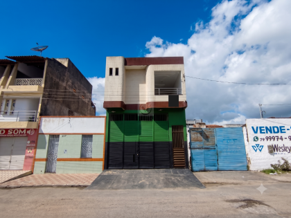 Oportunidade Dupla na Avenida Walter Franco! Prédio com Ponto Comercial e Ampla Residência