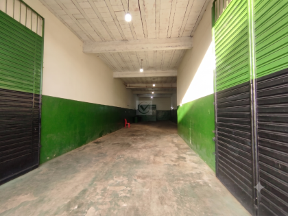 Oportunidade Dupla na Avenida Walter Franco! Prédio com Ponto Comercial e Ampla Residência