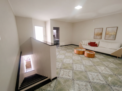 Oportunidade Dupla na Avenida Walter Franco! Prédio com Ponto Comercial e Ampla Residência
