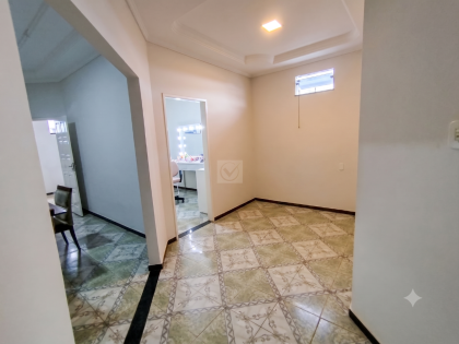 Oportunidade Dupla na Avenida Walter Franco! Prédio com Ponto Comercial e Ampla Residência