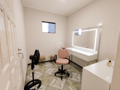 Oportunidade Dupla na Avenida Walter Franco! Prédio com Ponto Comercial e Ampla Residência