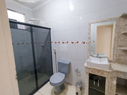 Oportunidade Dupla na Avenida Walter Franco! Prédio com Ponto Comercial e Ampla Residência