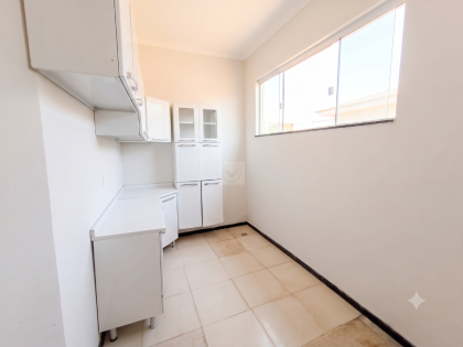 Oportunidade Dupla na Avenida Walter Franco! Prédio com Ponto Comercial e Ampla Residência
