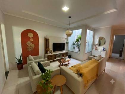 Casa ampla e confortável, com 3 quartos, 1 suíte, e muito mais! no bairro