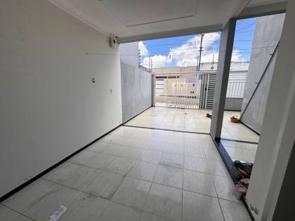 Imóvel amplo, perto do shopping peixoto.