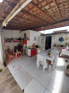 CASA À VENDA COM 2 PAVIMENTOS