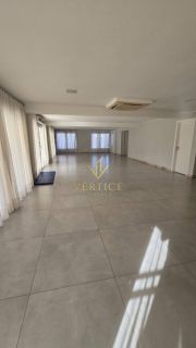 Casa solta 4/4 em Condomínio fechado