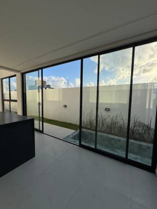 Uma casa contemporânea, elegante e funcional, pensada para quem valoriza conforto, privacidade e arquitetura.
