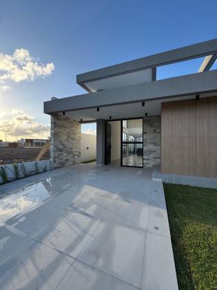 Uma casa contemporânea, elegante e funcional, pensada para quem valoriza conforto, privacidade e arquitetura.