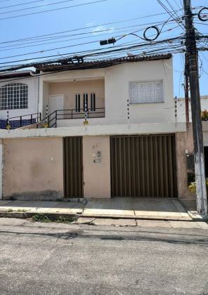 CASA EM RUA PÚBLICA - 13 DE JULHO