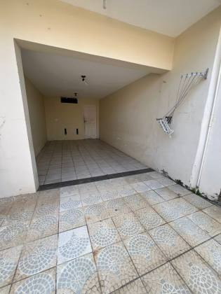 CASA EM RUA PÚBLICA - 13 DE JULHO