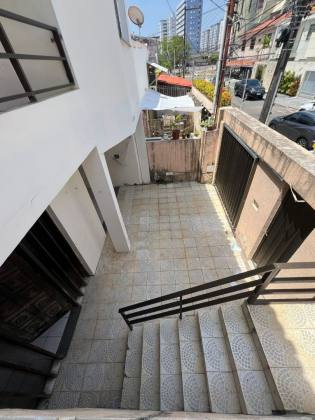 CASA EM RUA PÚBLICA - 13 DE JULHO