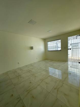 CASA EM RUA PÚBLICA NA ATALAIA