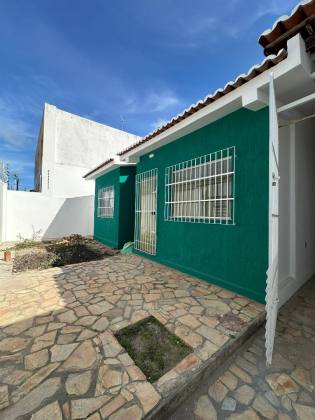 CASA EM RUA PÚBLICA NA ATALAIA