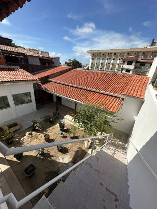 CASA EM RUA PÚBLICA NA ATALAIA