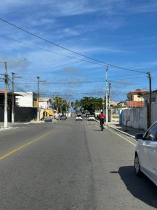 CASA EM RUA PÚBLICA NA ATALAIA