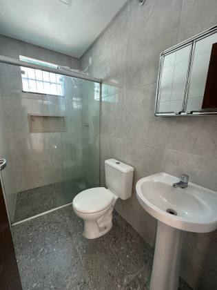 CASA EM RUA PÚBLICA NA ATALAIA