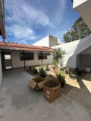 CASA EM RUA PÚBLICA NA ATALAIA