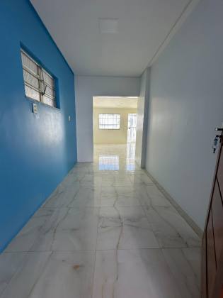 CASA EM RUA PÚBLICA NA ATALAIA