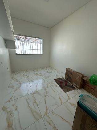 CASA EM RUA PÚBLICA NA ATALAIA