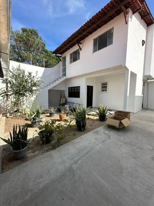 CASA EM RUA PÚBLICA NA ATALAIA